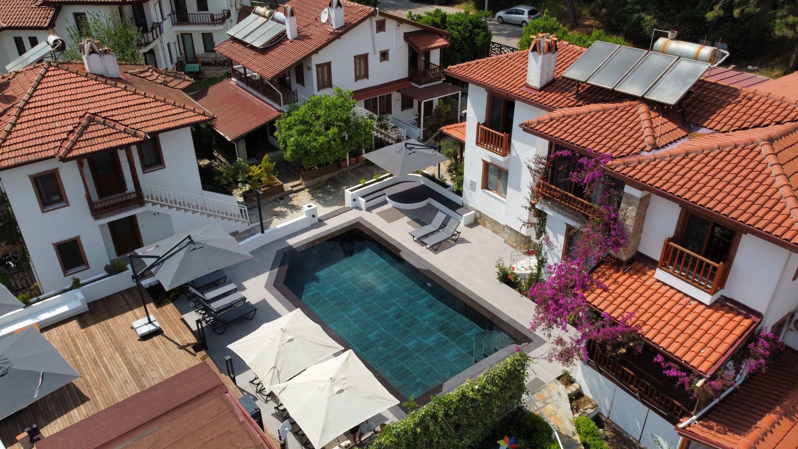 Tomsan Villas'ın geleneksel Akyaka evleri ve ortak havuzu