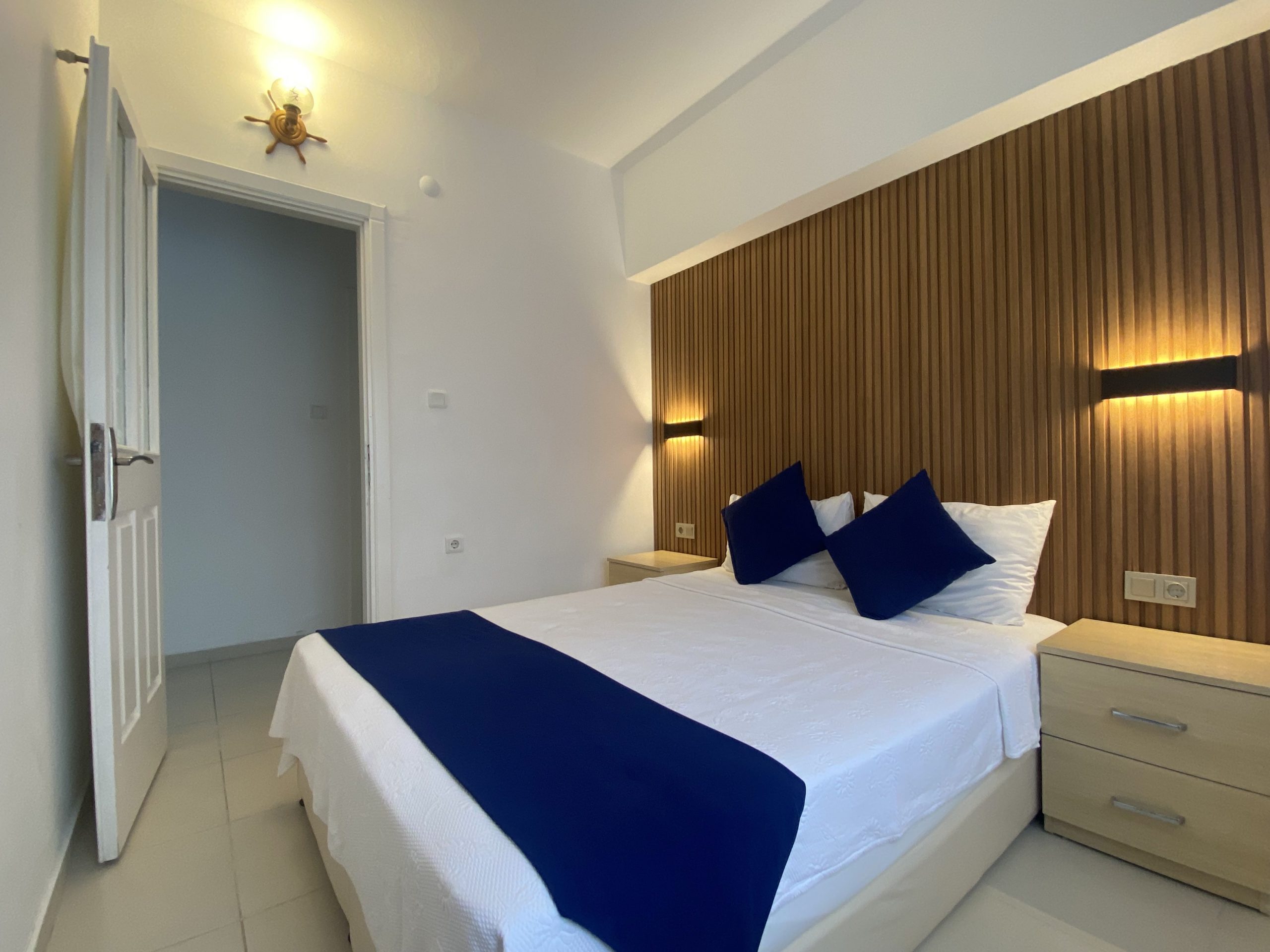 Villa Yasemin'in ahşap detaylı yatak odası