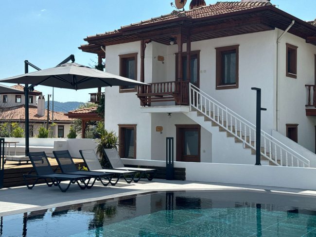 Villa Zambak'ın geleneksel ahşap balkonlu dış cephesi